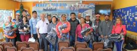 Entrega de equipos de buceo